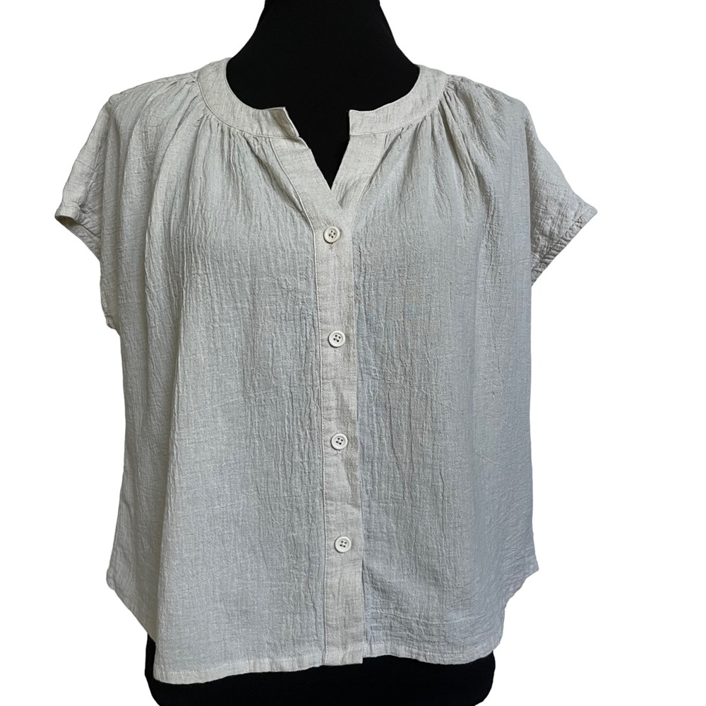 7115 by Szeki linen blend cropped button down top